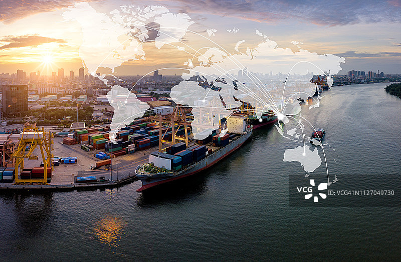 国际港口用起重机装载集装箱的进出口业务物流鸟瞰图与泰国曼谷城市的日出景观。进出口概念图片素材