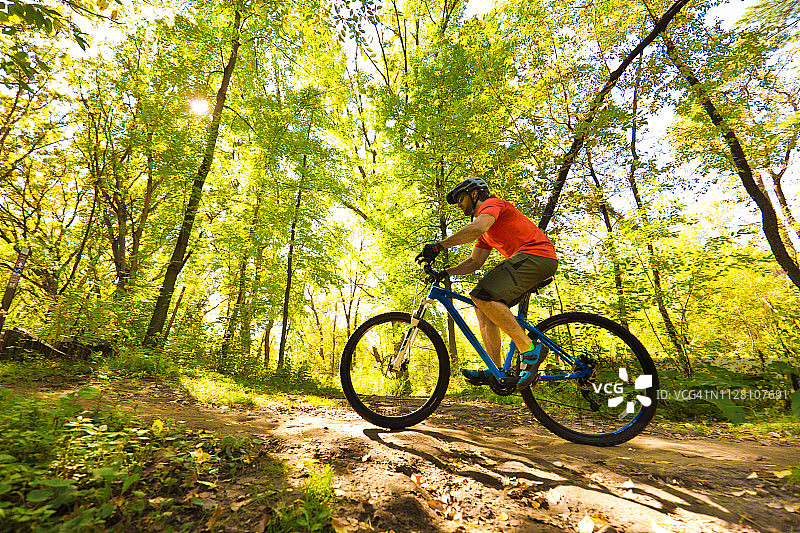 山地自行车在森林自行车道在明尼阿波利斯，明尼苏达州，美国图片素材