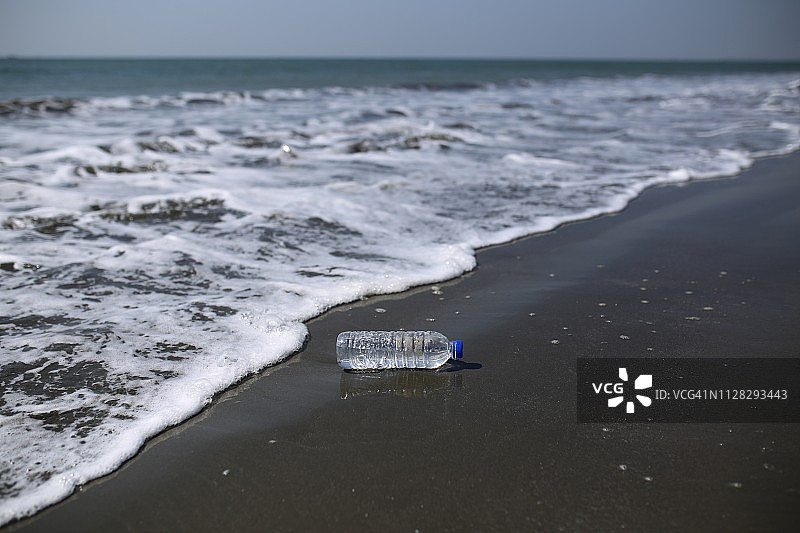 海滩上的塑料瓶图片素材
