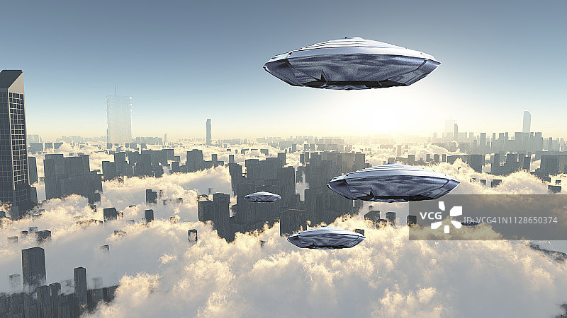 未来大都市上空的飞碟。日出图片素材