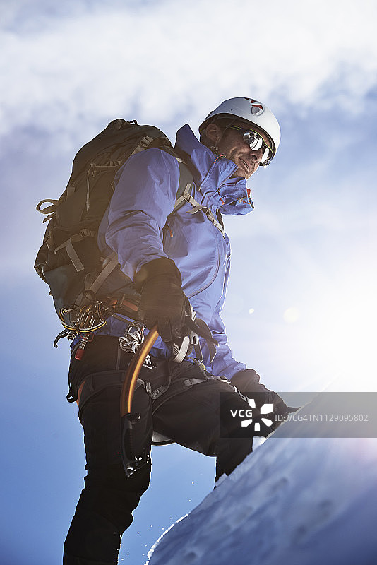 登山者在明亮的阳光下攀登高山，夏蒙尼，罗讷-阿尔卑斯山，法国图片素材