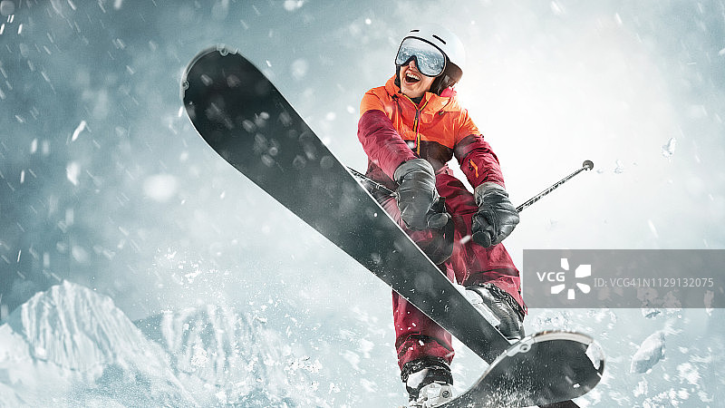 年轻女子和冬季运动-她在白色阿尔卑斯山脉滑雪图片素材