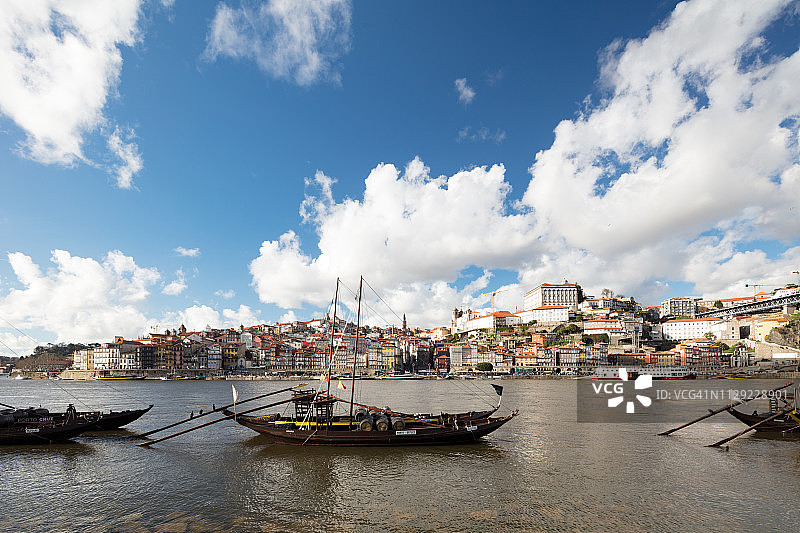 葡萄牙波尔图著名的Ribeira区，从加亚港的新维拉看到传统的波尔图葡萄酒驳船图片素材