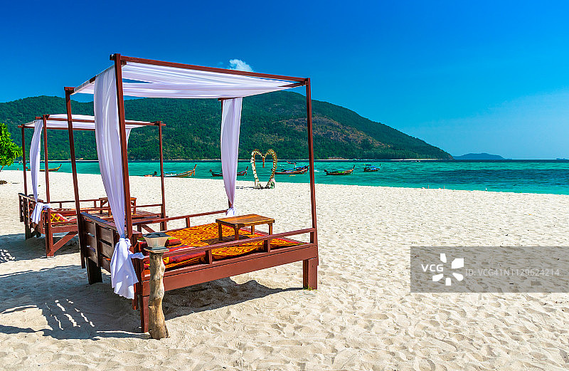 泰国里佩海滩上天幕床的风景图片素材