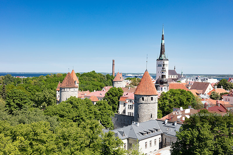 爱沙尼亚塔林老城，圣奥拉夫教堂尖顶高耸图片素材
