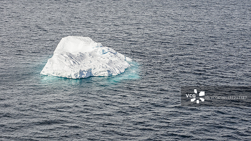 南极洲海湾的冰山特写图片素材