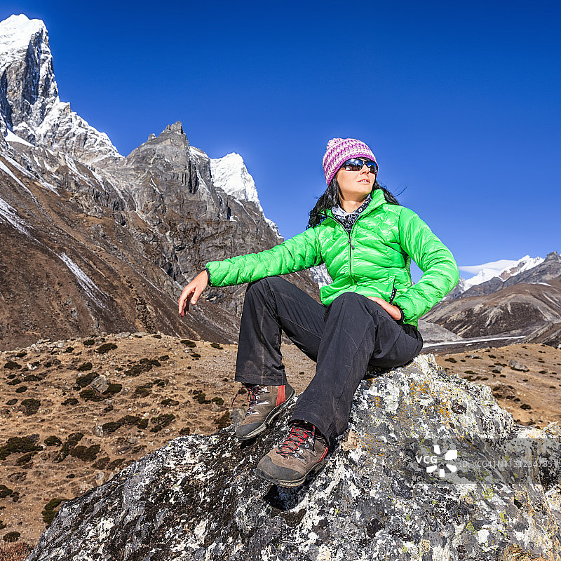 在喜马拉雅山，珠穆朗玛峰国家公园徒步旅行的年轻女子图片素材