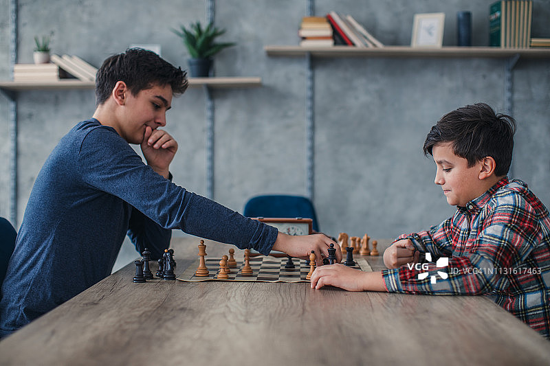 两个男孩在下棋图片素材