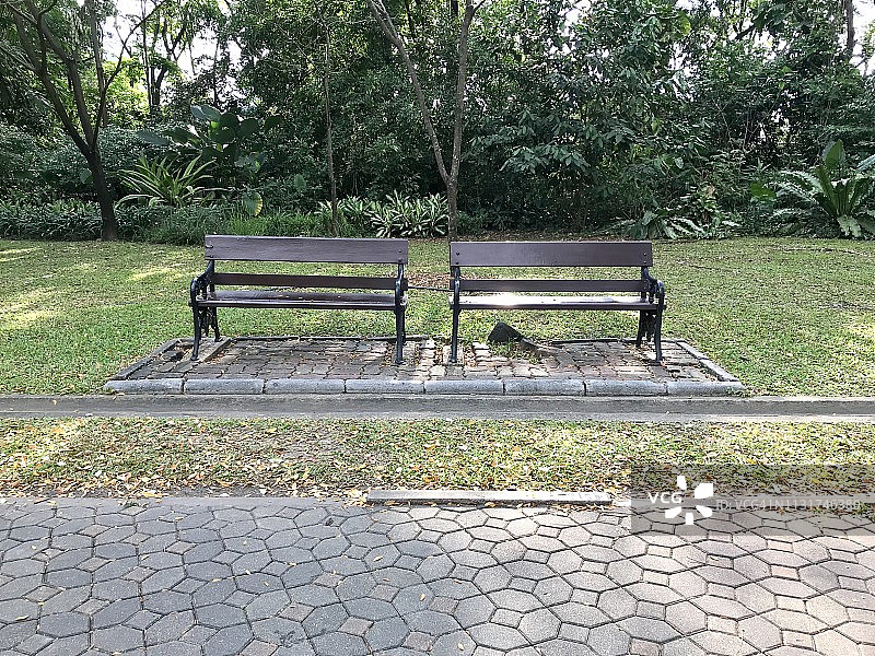 在公园里休息用的木凳图片素材
