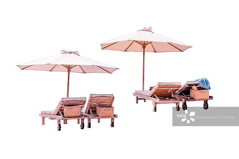 木制沙滩椅和雨伞孤立在白色背景上。图片素材