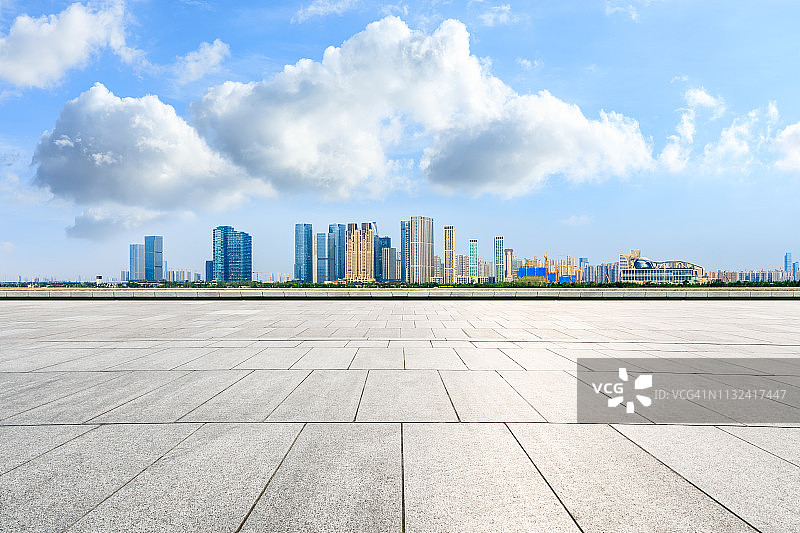 杭州城市天际线全景和空旷的广场楼层图片素材