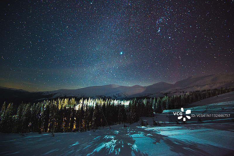 冬天的夜星和银河图片素材