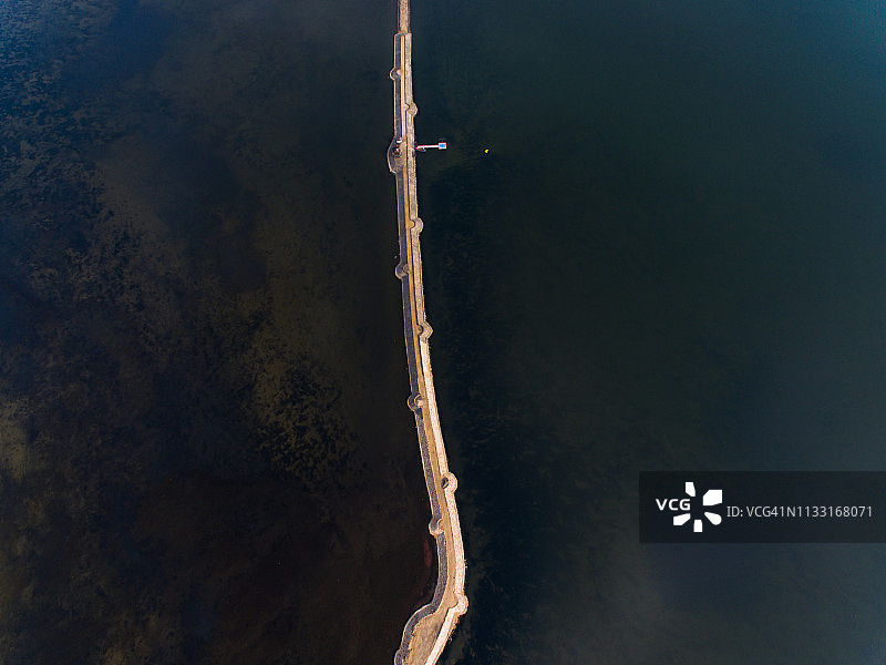 无人机图像的道路和防波堤在湖中图片素材