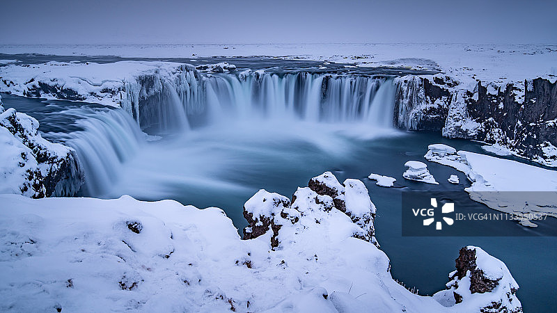 冬之神瀑布，冰岛北部图片素材