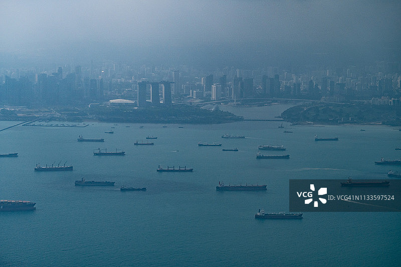 从飞机上鸟瞰新加坡海峡上有太多油轮图片素材