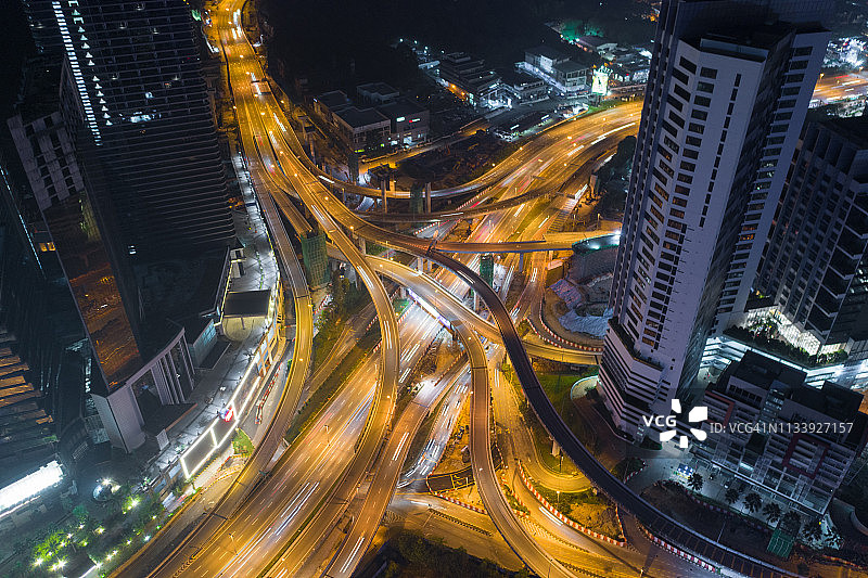 马来西亚吉隆坡商业中心巨大的高速公路交叉口，空中夜间交通景象图片素材