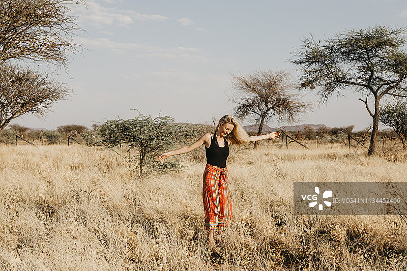 非洲，纳米比亚，草原上的金发女人图片素材