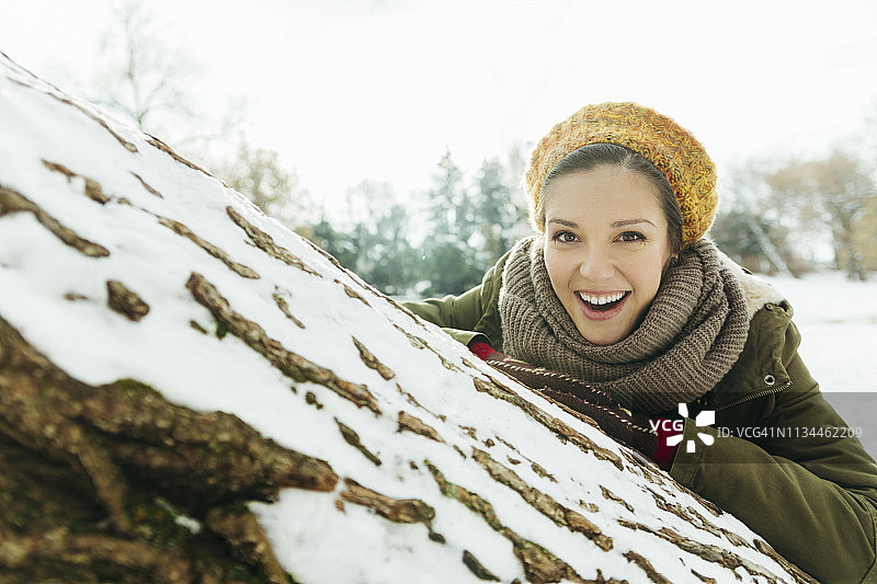 雪地里笑着的女人的肖像图片素材
