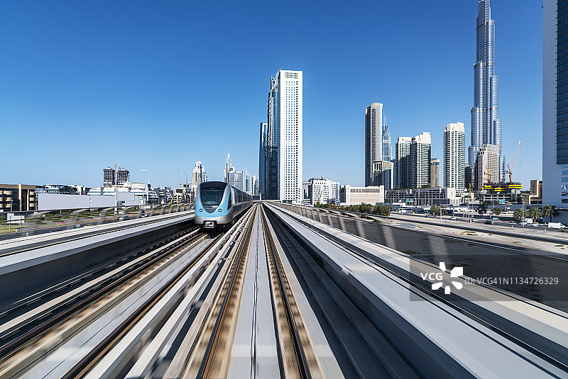 乘坐地铁穿过迪拜市中心图片素材
