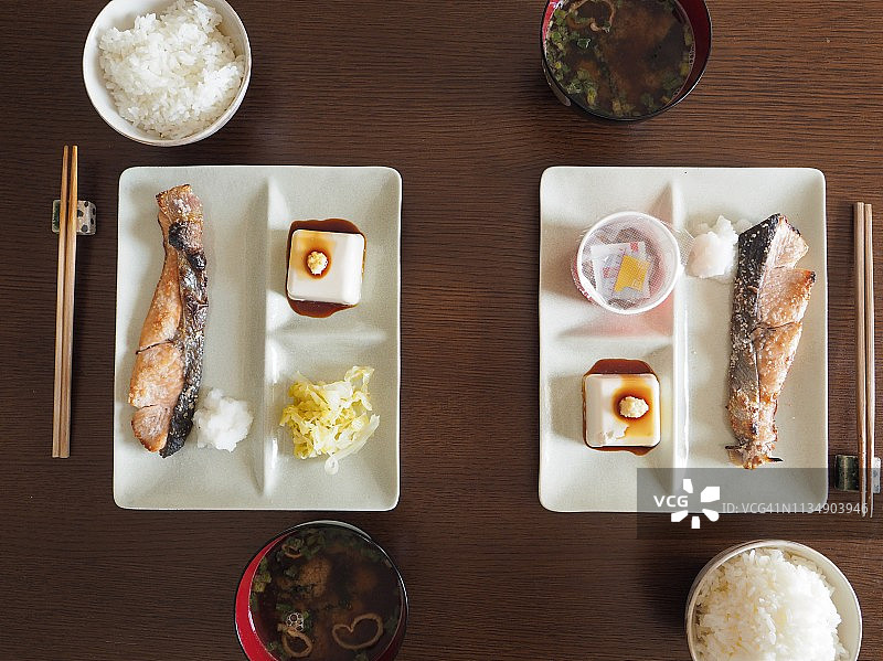 传统的日本双人早餐图片素材