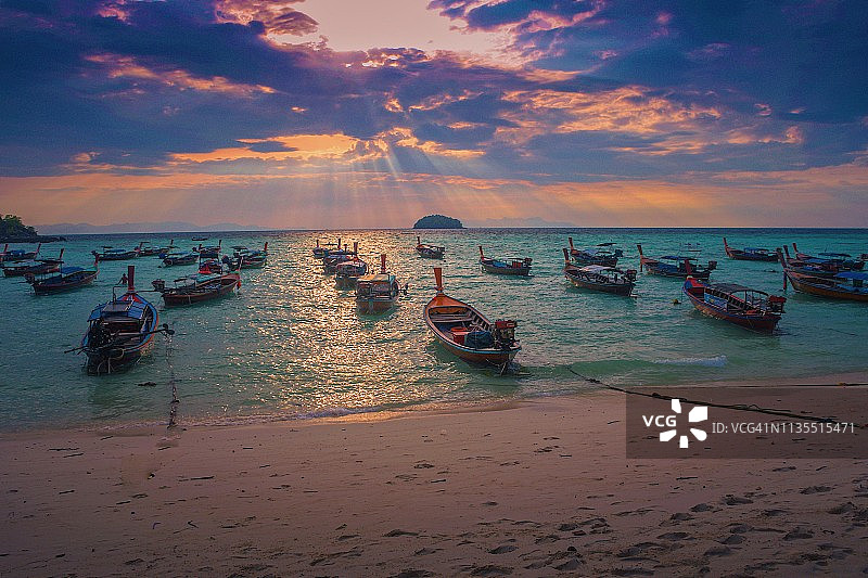 泰国里皮岛，日出时海滩上美丽的长尾船图片素材