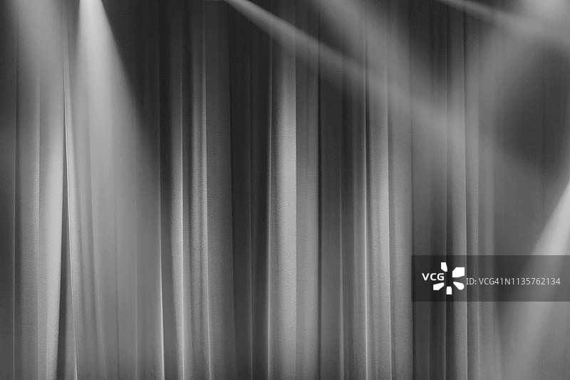灰色的舞台幕布在聚光灯下闪耀着光芒图片素材