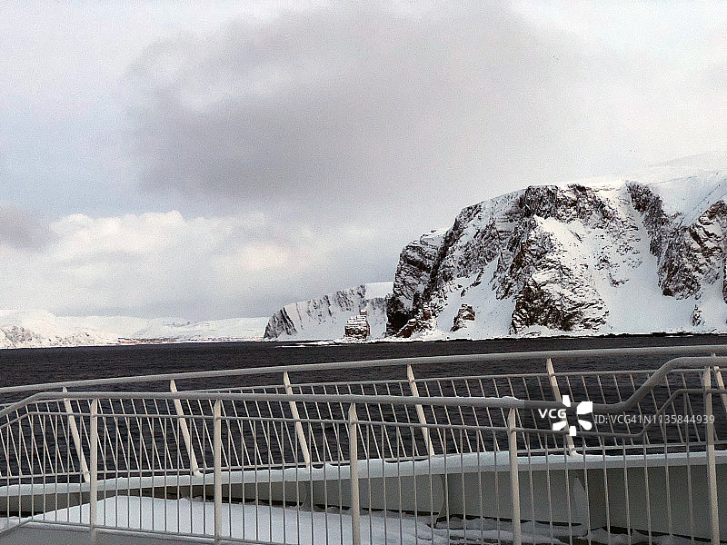挪威北部克雅øllefjord海湾的冬季景观图片素材