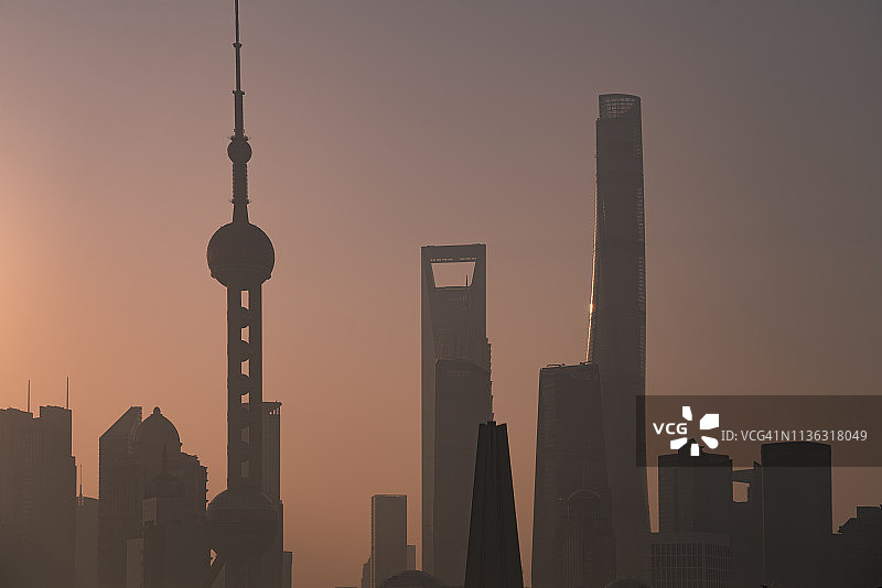 上海晨光城市轮廓与日出河和东方明珠塔图片素材