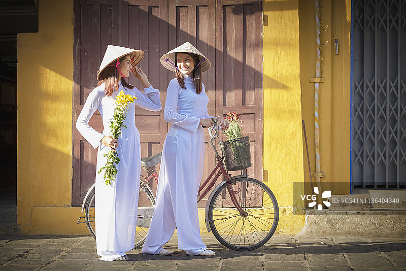 美丽的女孩与越南文化传统服装图片素材