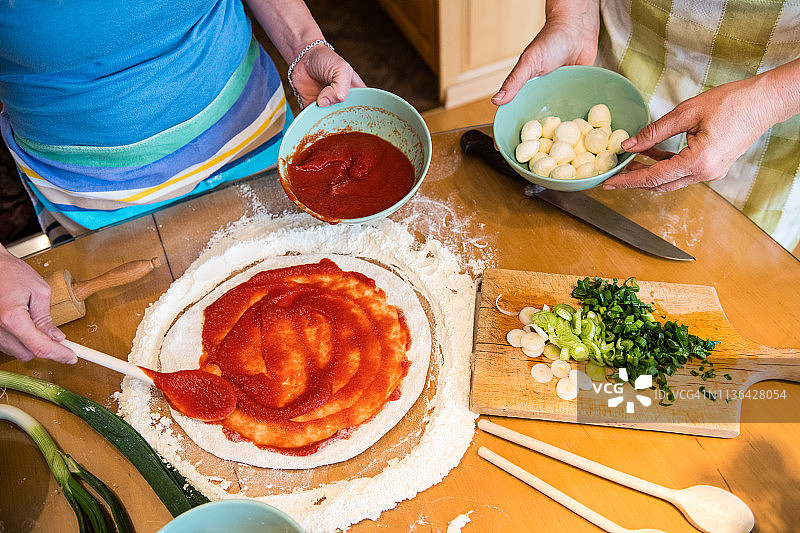 女人在家里准备素食披萨的特写图片素材