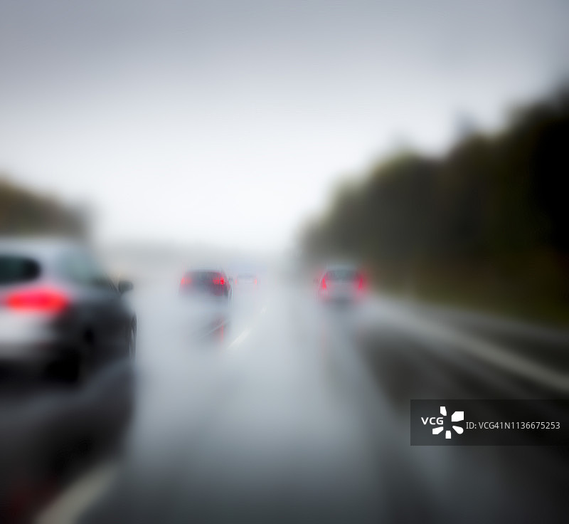 在高速公路上冒着大雨开车图片素材