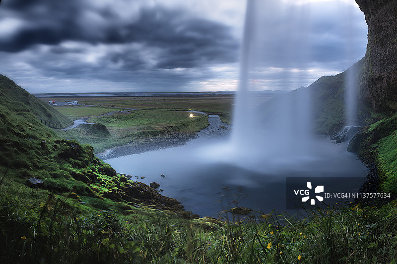 Seljalandfoss瀑布背后戏剧性的云景图片素材
