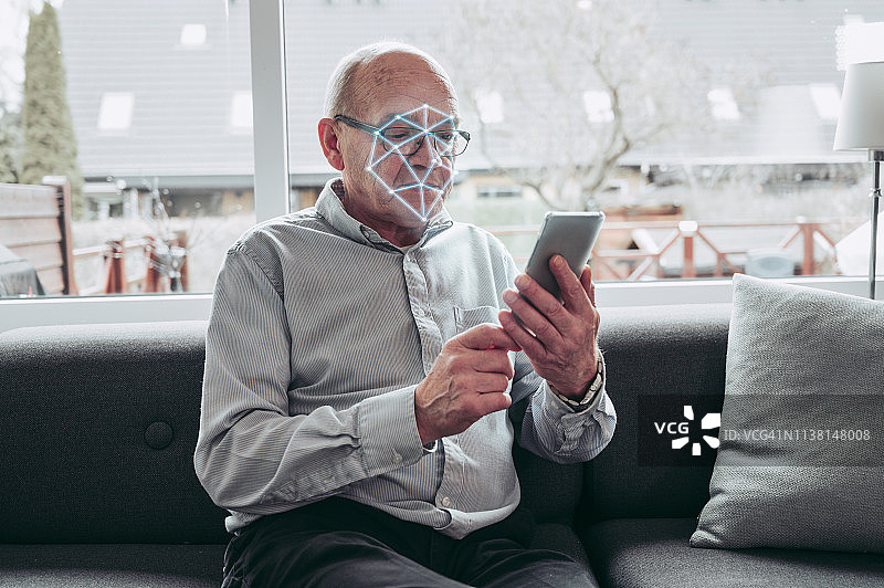 智能手机上的人脸识别软件对老年人进行面部扫描图片素材