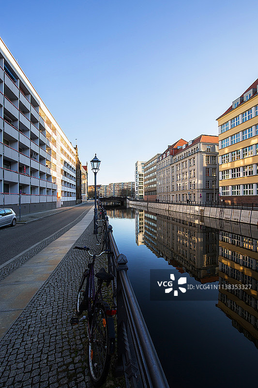 Spreekanal和住宅/办公建筑(柏林-米特，德国)图片素材