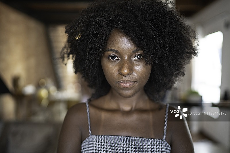 非洲裔年轻女性在家写真图片素材