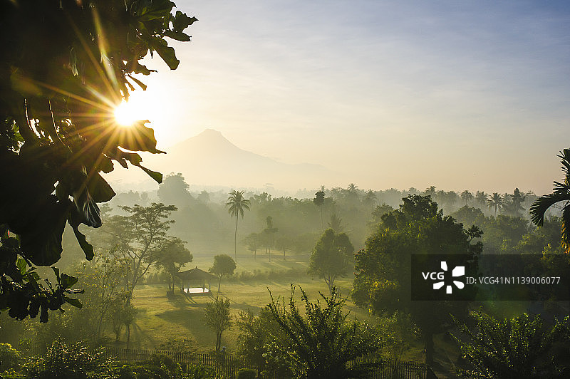 印度尼西亚，爪哇，清晨从婆罗浮屠寺建筑群周围的风景图片素材