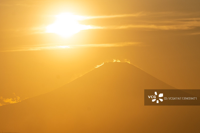 日本富士山上白雪覆盖的夕阳图片素材