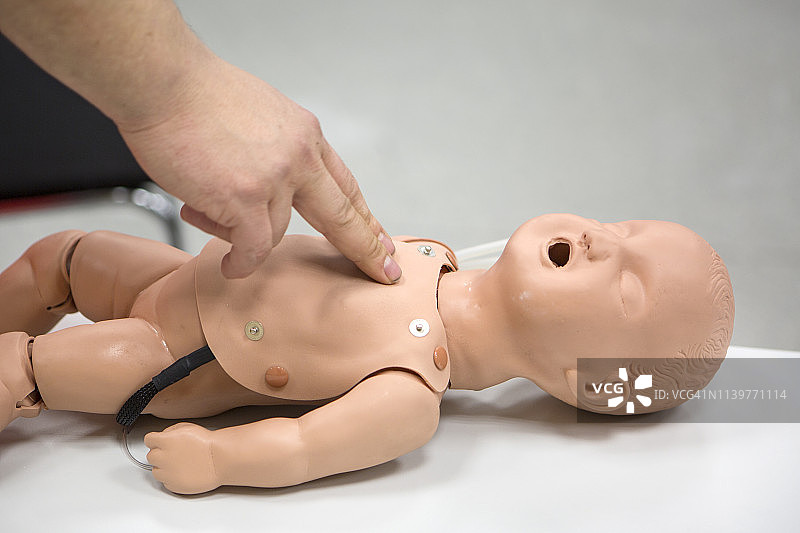 急救-婴儿假心肺复苏训练图片素材