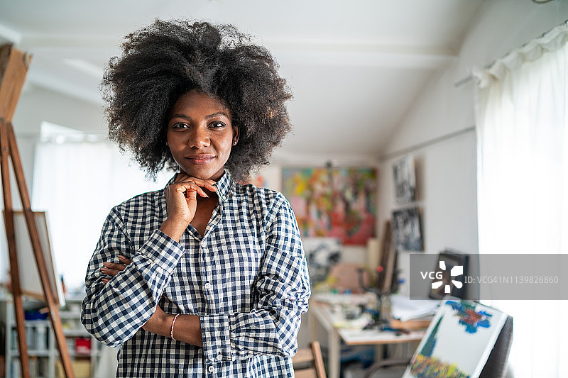 非洲女画家在她的工作室摆姿势图片素材