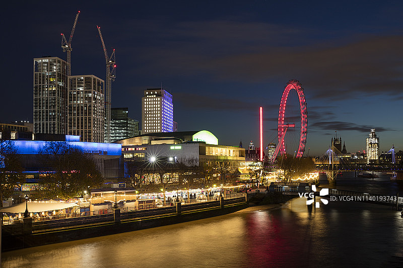 英国，英国，伦敦，伊丽莎白女王大厅，皇家节日大厅和伦敦眼在泰晤士河的夜晚图片素材
