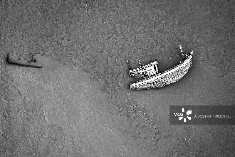 在泰国海上失事的船只图片素材