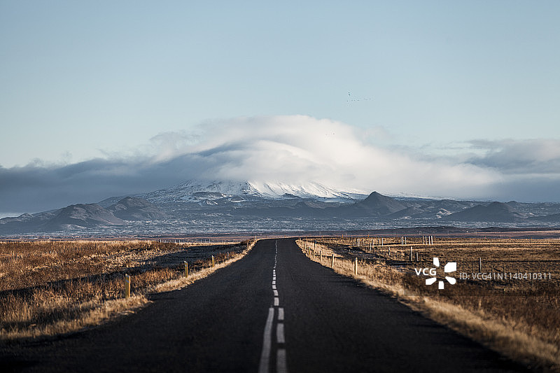 通往冰岛冰川的无尽孤独的乡村之路图片素材
