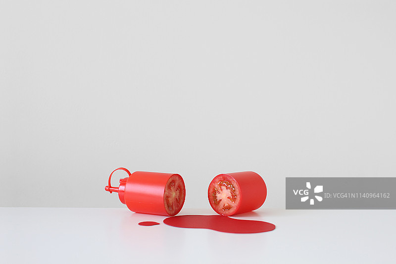概念番茄酱瓶，切成两半，里面放一个真正的番茄图片素材