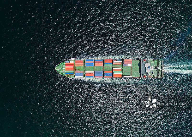 鸟瞰图集装箱船的速度在深海物流，进出口，航运或运输。图片素材