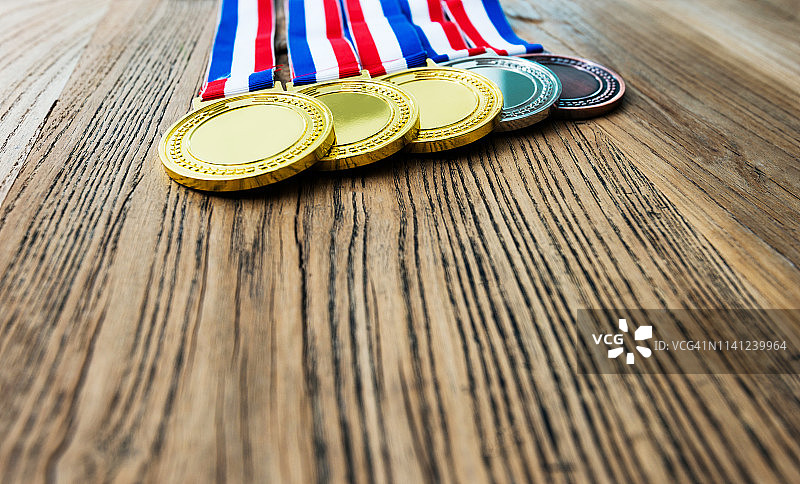 许多奖牌在木制的桌子上图片素材