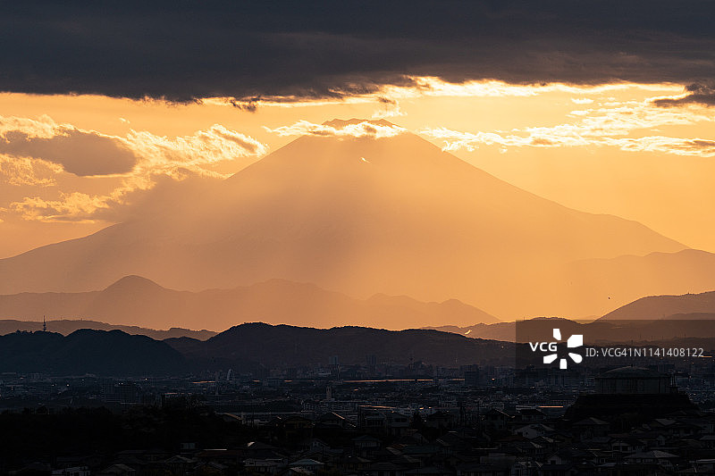 日本富士山上的夕阳图片素材