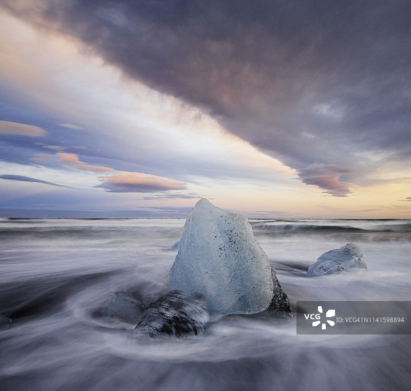 日落时间曝光在冰岛著名的冰山黑沙滩图片素材