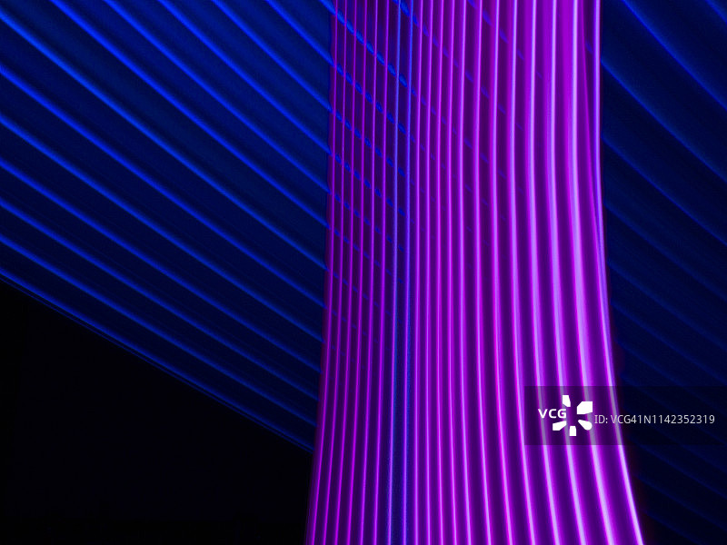 未来的蓝色和紫色线条交织在一起。虚拟环境。3 d。图片素材