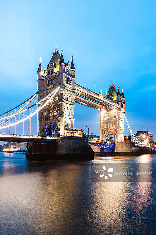 伦敦塔桥夜景，英国图片素材