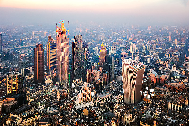 日落时的城市鸟瞰图，伦敦，英国图片素材